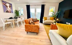 Amazing New Large 2 Bedroom House - 5 Minutes To The Nearest Beach! - Great Location - Garden - Parking - Fast Wifi - Smart Tv - Newly Decorated - Sleeps Up To 5! Close To Poole & Bournemouth & Sandbanks